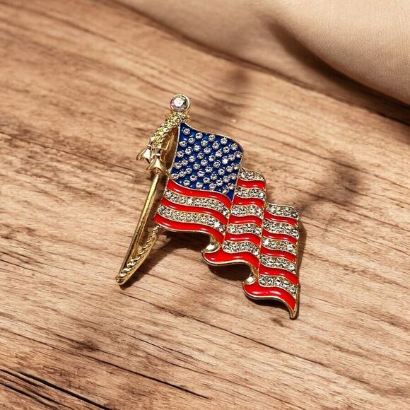 ⭐️3/$25⭐️ American Flag Rhinestone Gold Tone Brooch Pin - Picture 3 of 4